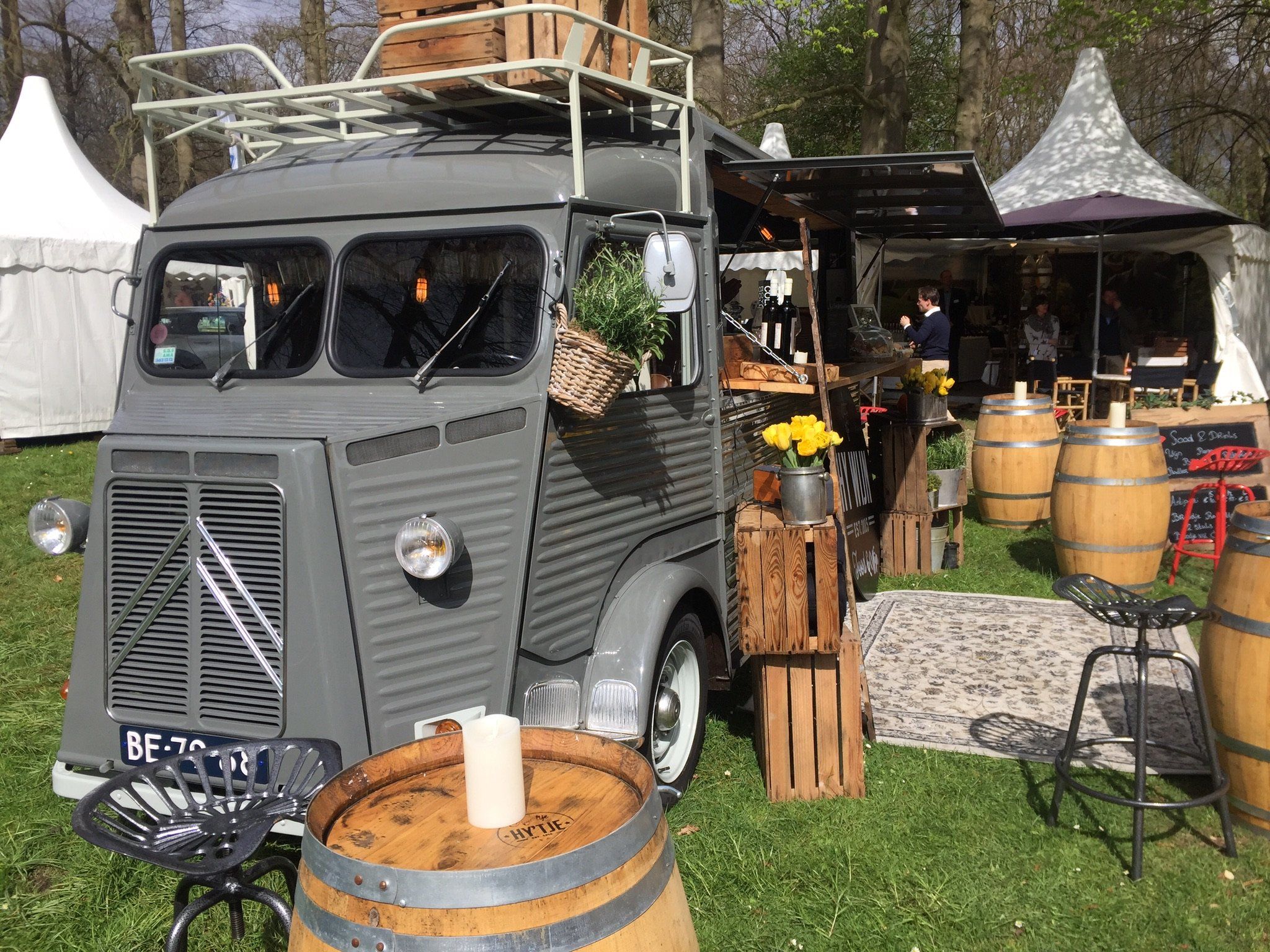Foodtruck verzorgt op het terras van Exclusive Spring Fair een mooi assortiment kwaliteitswijnen en culinaire kleine hapjes