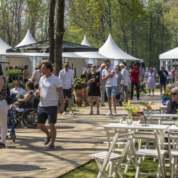 Sfeerbeeld van de kopende bezoekers op lifestylebeurs Exclusive Spring Fair